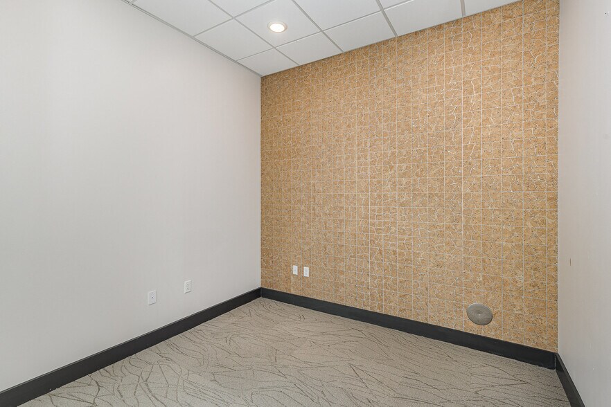 More Photos Of 2200 Carl D Silver Pkwy, Fredericksburg Hotel For Lease