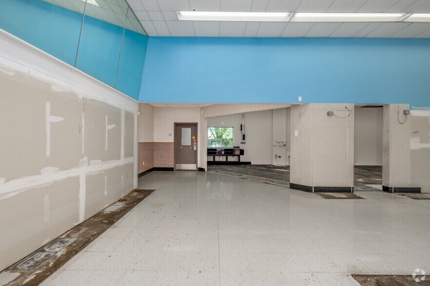 More Photos Of 1555 S Broadway, Wichita Drugstore For Lease