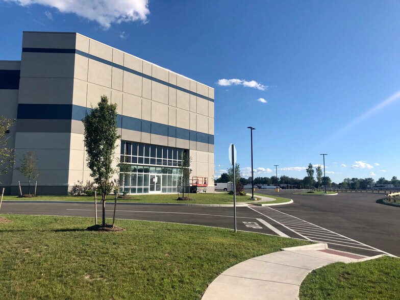 Primary Photo Of 101 French Rd, Cheektowaga Distribution For Lease