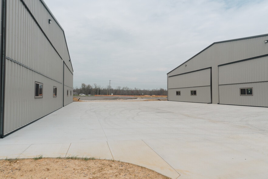 More Photos Of 807 William Northern Blvd, Tullahoma Airplane Hangar For Sale