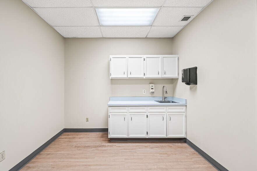 More Photos Of 2307 N Tx-289-loop, Lubbock Truck Terminal For Lease