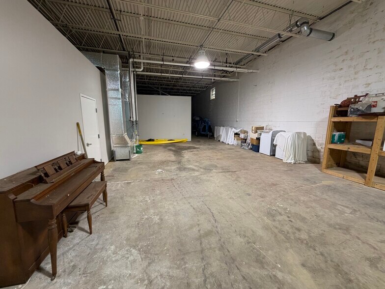 More Photos Of 819 Porter Pl, Lexington Warehouse For Lease