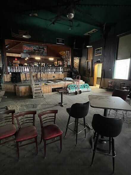 More Photos Of 100 E Grove St, Poplar Grove Freestanding For Lease