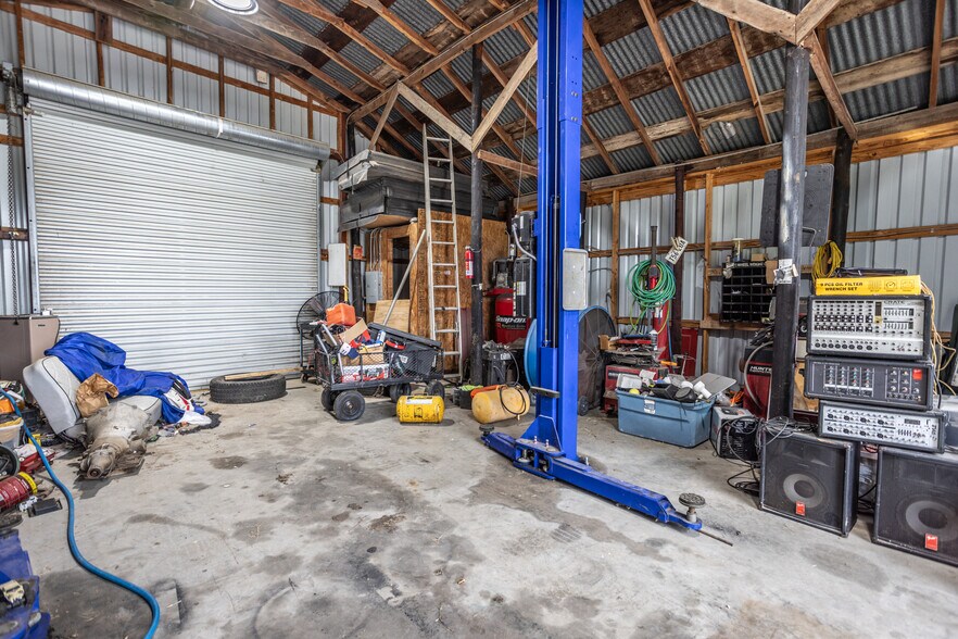More Photos Of 59 Shawnee Trl, Whitesboro Showroom For Sale