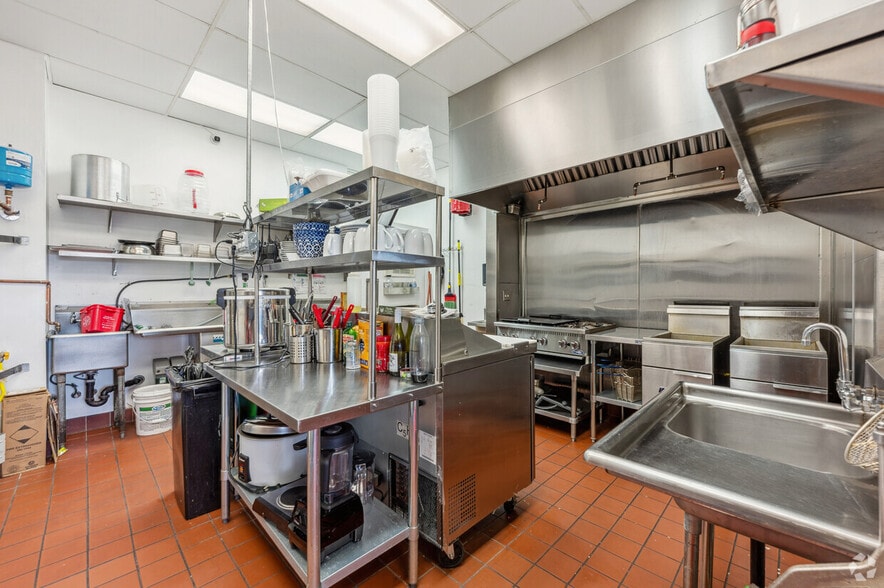 More Photos Of 1133 S Vermont Ave, Los Angeles Freestanding For Lease