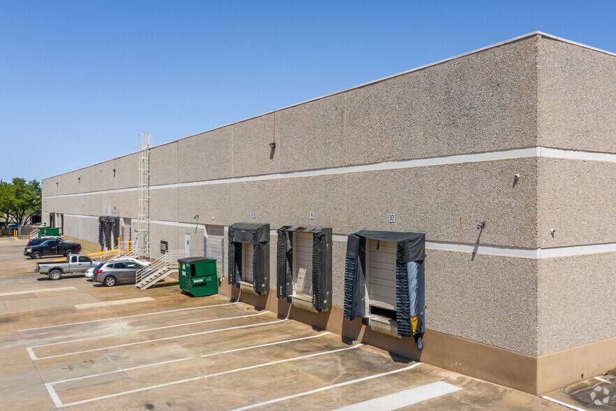 More Photos Of 4030 La Reunion Pky, Dallas Distribution For Lease
