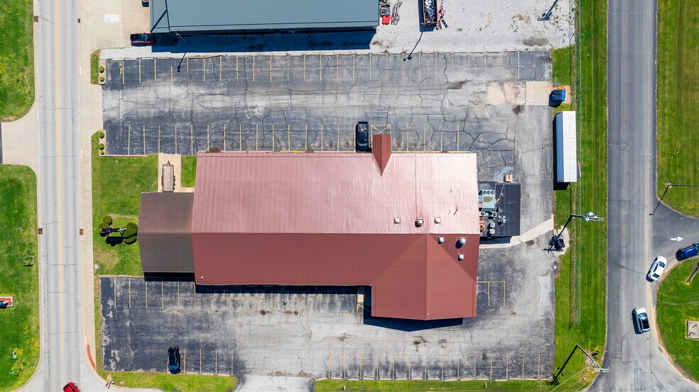 More Photos Of 1616 N Section St, Sullivan Sports And Entertainment For Sale