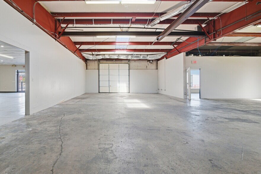 More Photos Of 2422-2424 W 41st St, Tulsa Showroom For Lease