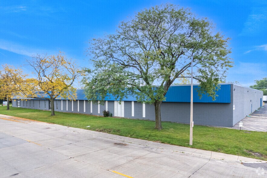 More Photos Of 3401-3411 Commercial Ave, Northbrook Warehouse For Sale