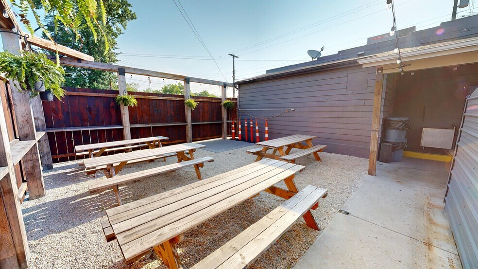 More Photos Of 46 S Leavitt Rd, Leavittsburg Bar For Sale