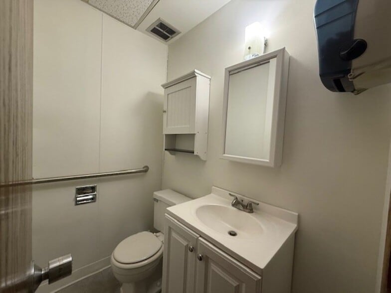 More Photos Of 9957-9959 S Roberts Rd, Palos Hills Medical For Lease