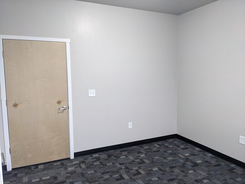 More Photos Of 35 W Owyhee Ave, Homedale Warehouse For Lease