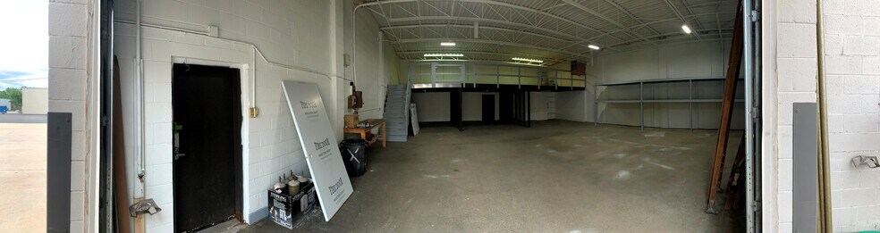 More Photos Of 32722 W 8 Mile Rd, Farmington Hills Warehouse For Lease