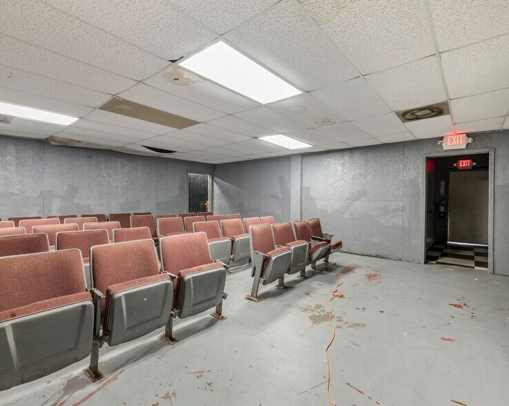 More Photos Of 10550 Gulf Fwy, Houston Light Distribution For Lease