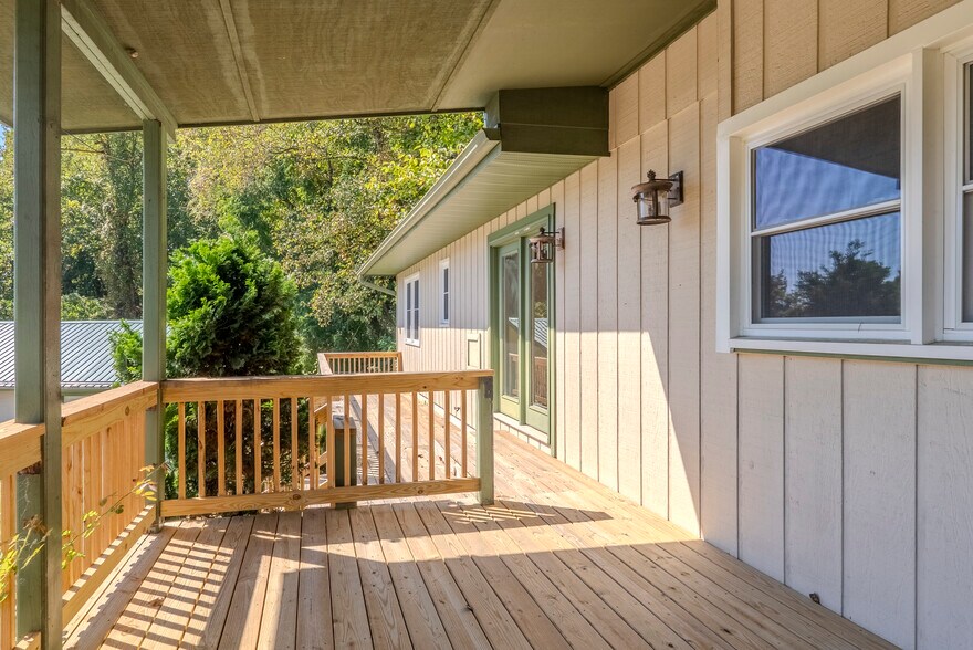 More Photos Of 8356 Sylva Rd, Franklin Office For Sale