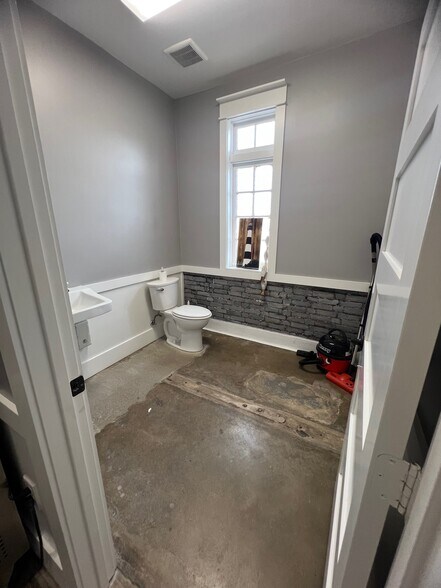 More Photos Of 11 E Texas Ave, Baytown General Retail For Sale