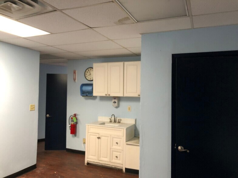 More Photos Of 2107 Broussard St, Tyler Warehouse For Lease