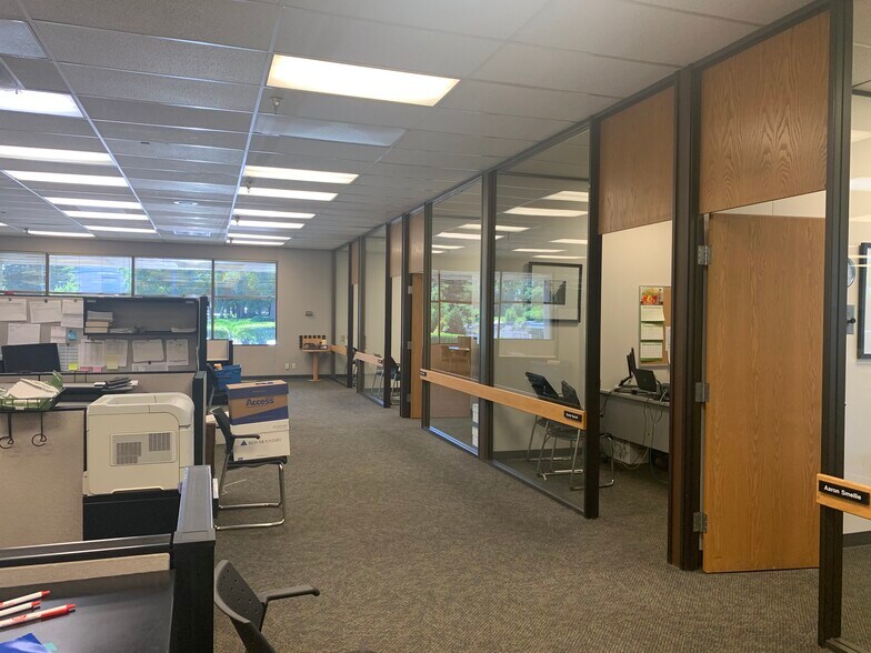More Photos Of 6433 SE Lake Rd, Portland Office For Sale