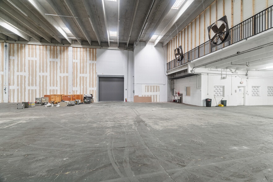 More Photos Of 2741 W 76th St, Hialeah Warehouse For Lease