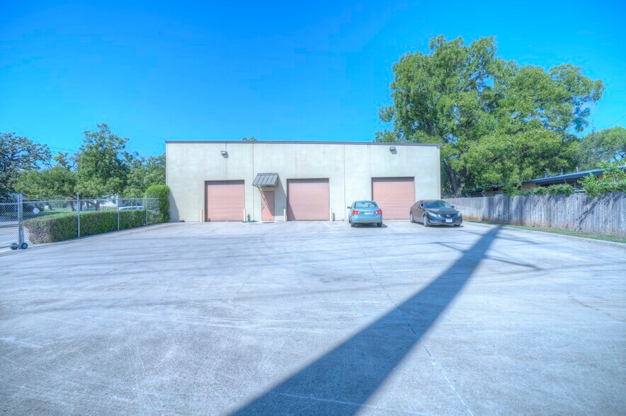 More Photos Of 2620 Carson St, Haltom City Light Distribution For Lease