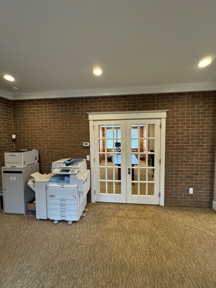 More Photos Of 640 W University Dr, Rochester Office Residential For Lease