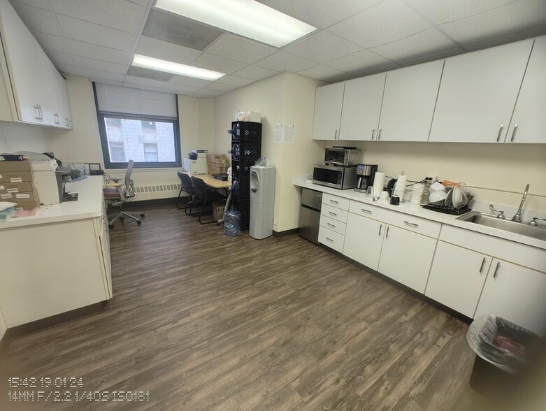More Photos Of 111 N Wabash Ave, Chicago Office For Sale