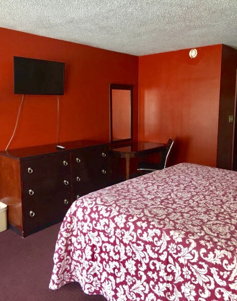 More Photos Of 626 W Market St, Bolivar Hotel For Sale