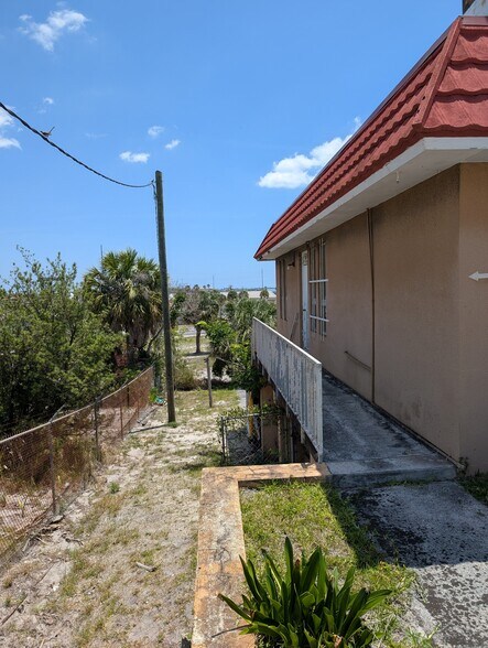 Primary Photo Of 812 N 7th St, Fort Pierce Medical For Lease