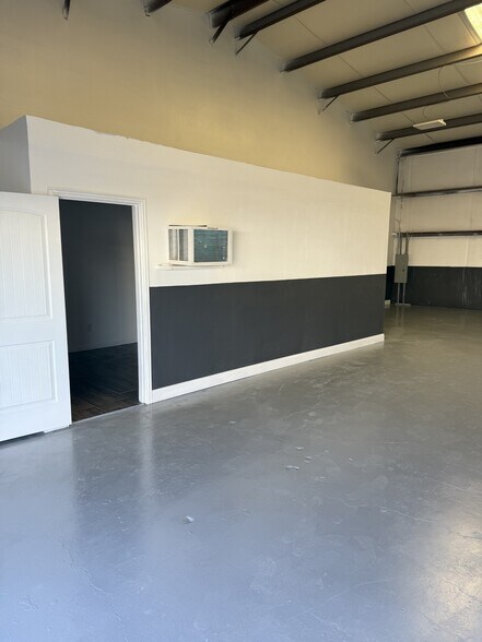 More Photos Of 2617 W Blue Mound Rd, Haslet Warehouse For Lease