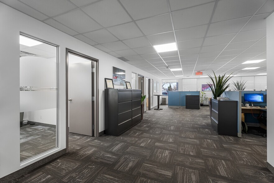 More Photos Of 4505 Boul Métropolitain E, Montréal Office For Sale