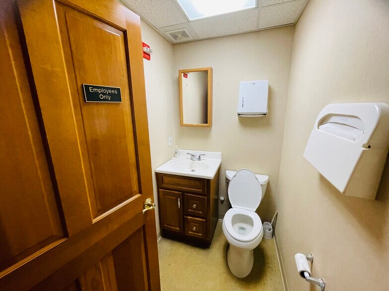 More Photos Of 52-56 Stiles Rd, Salem Medical For Lease