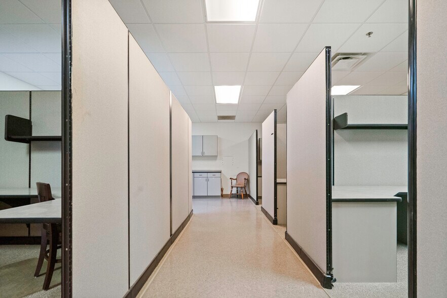 More Photos Of 1674 N Industrial Ave, Ottawa Manufacturing For Sale