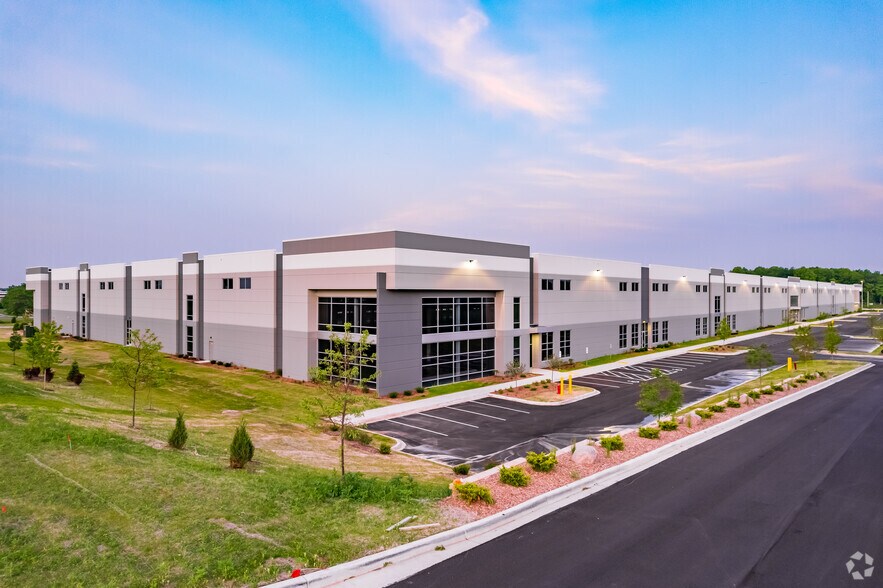 More Photos Of 9141 S 13th St, Oak Creek Warehouse For Lease