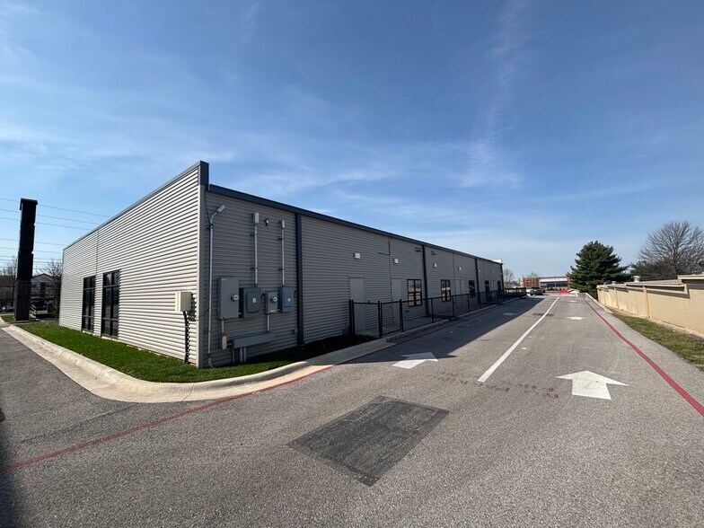 More Photos Of 1515-1527 E Lark St, Springfield Office For Sale