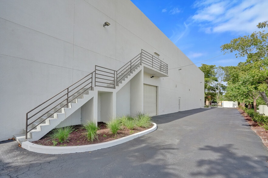 More Photos Of 4690 S University Dr, Davie Freestanding For Lease