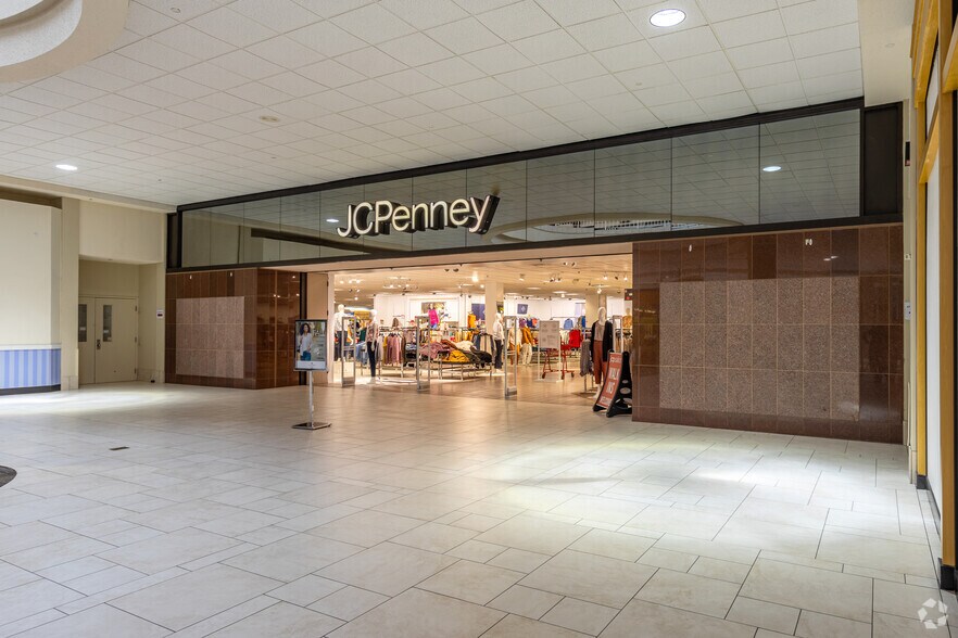 More Photos Of 1801 SW Wanamaker Rd, Topeka Unknown For Lease