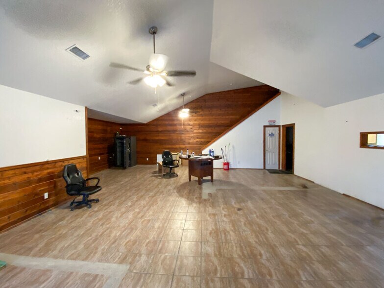 More Photos Of 8491 US Highway 281 N, Spring Branch Showroom For Sale