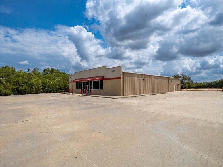 More Photos Of 82 N Kessler Ave, Schulenburg Freestanding For Sale