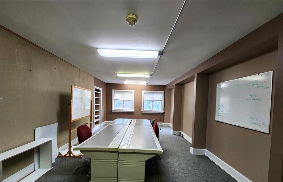More Photos Of 303 Gunderman Rd, Spencer Flex For Sale