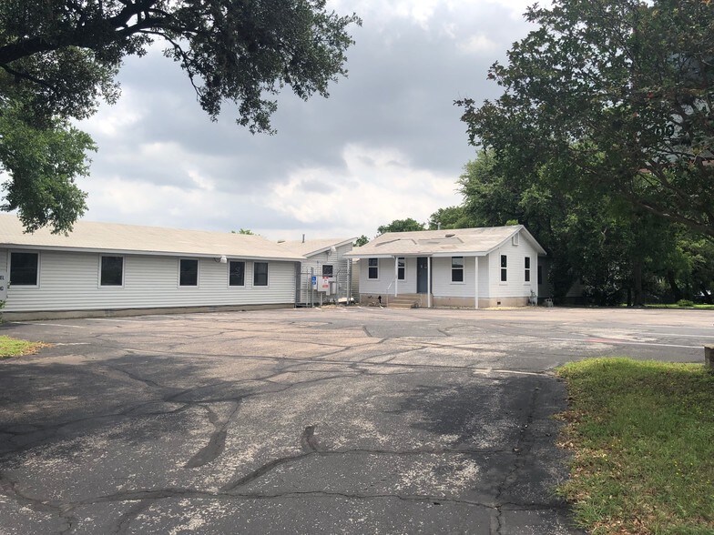 More Photos Of 1500 Stassney Ln, Austin Light Manufacturing For Lease