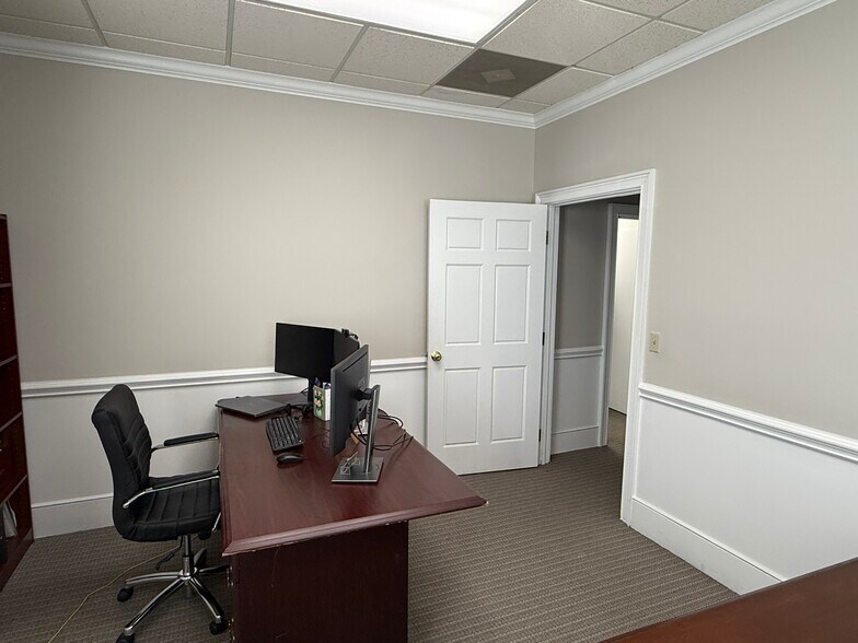 More Photos Of 150 N 9th St, West Columbia Office For Sale