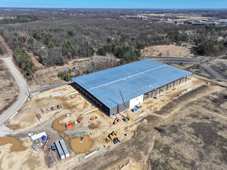 More Photos Of 5177 Corporate Woods Dr, Kalamazoo Distribution For Lease