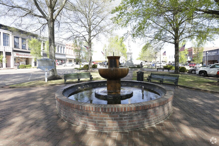 More Photos Of 110-112 Trinity St, Abbeville Storefront For Sale