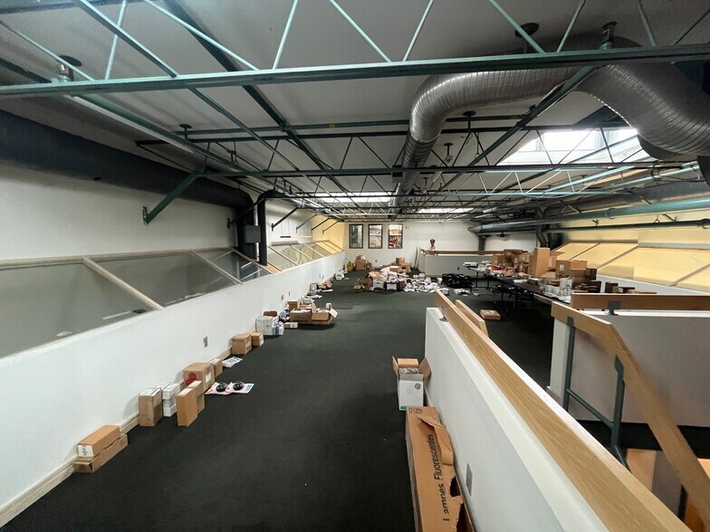 More Photos Of 5359 Timberlea Blvd, Mississauga Light Distribution For Sale