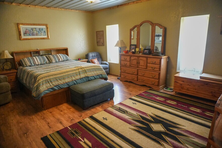 More Photos Of 1122 Douglas Ave, Beaver Hotel For Sale