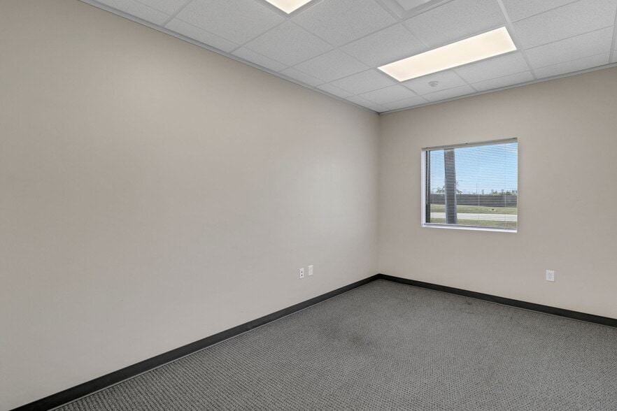 More Photos Of 8110 Parkside Ave, Baytown Warehouse For Sale