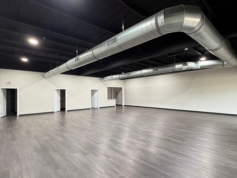 More Photos Of 2406 W Walnut St, Garland Storefront Retail Office For Lease