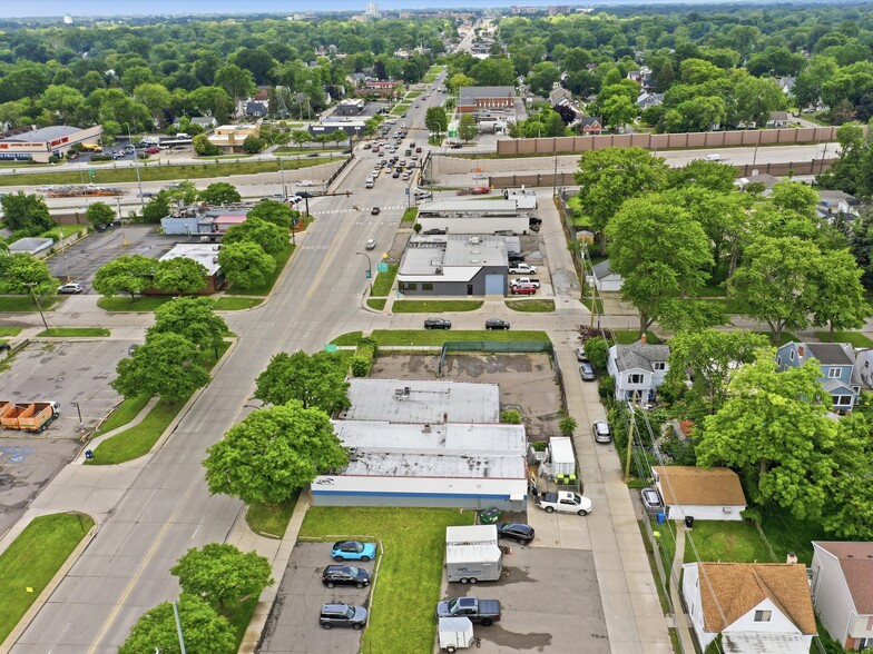 More Photos Of 832 W 11 Mile Rd, Madison Heights Warehouse For Sale