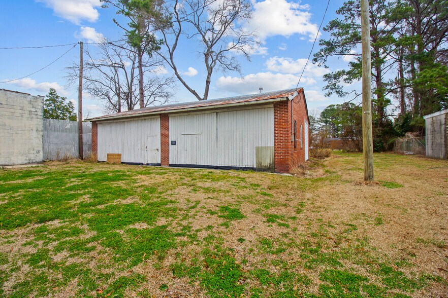 More Photos Of 470 N 4th St, Aurora Freestanding For Sale