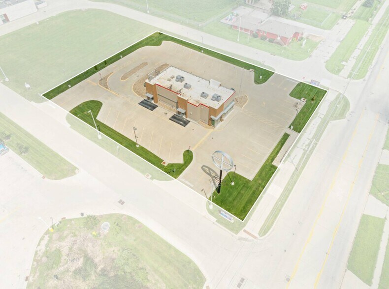 More Photos Of 215 E Donald St, Waterloo Fast Food For Lease